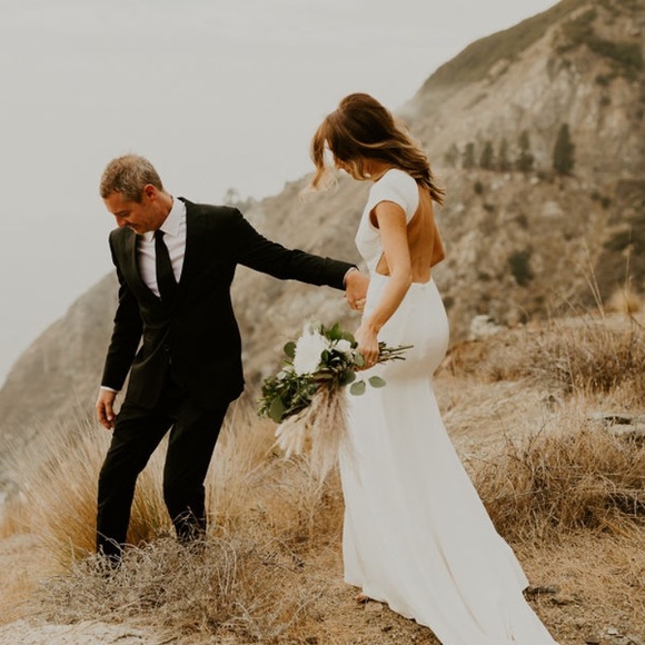 GORGEOUS “Kir” Wedding Gown by Sarah Seven - Picture 6 of 8